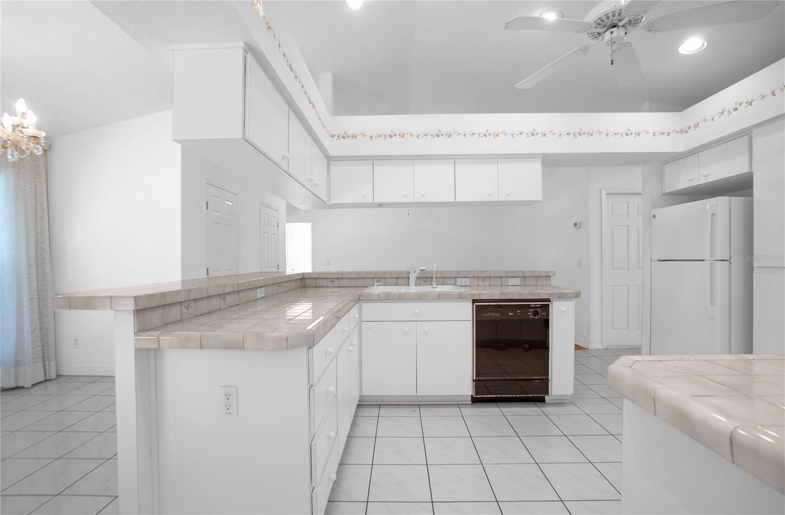 Listing photo id 11 for 833 Lafayette Way