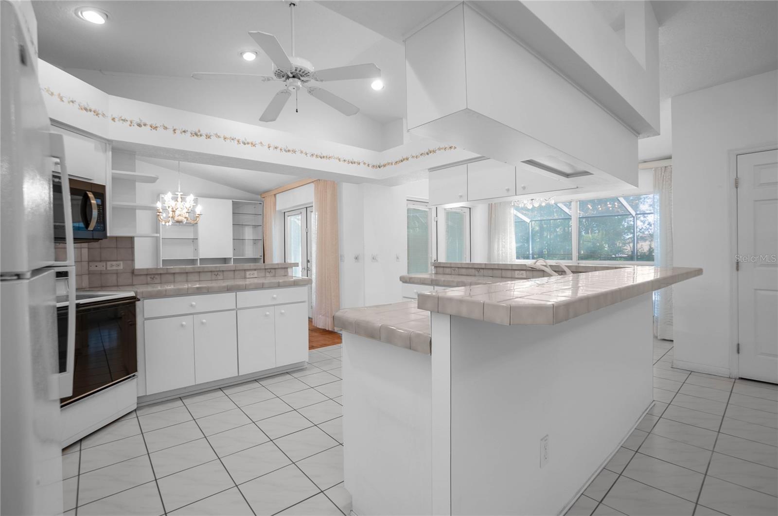 Listing photo id 12 for 833 Lafayette Way