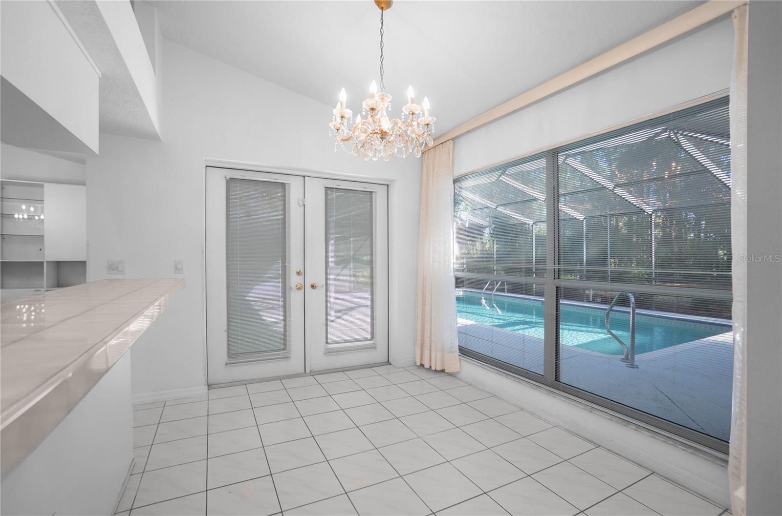 Listing photo id 13 for 833 Lafayette Way