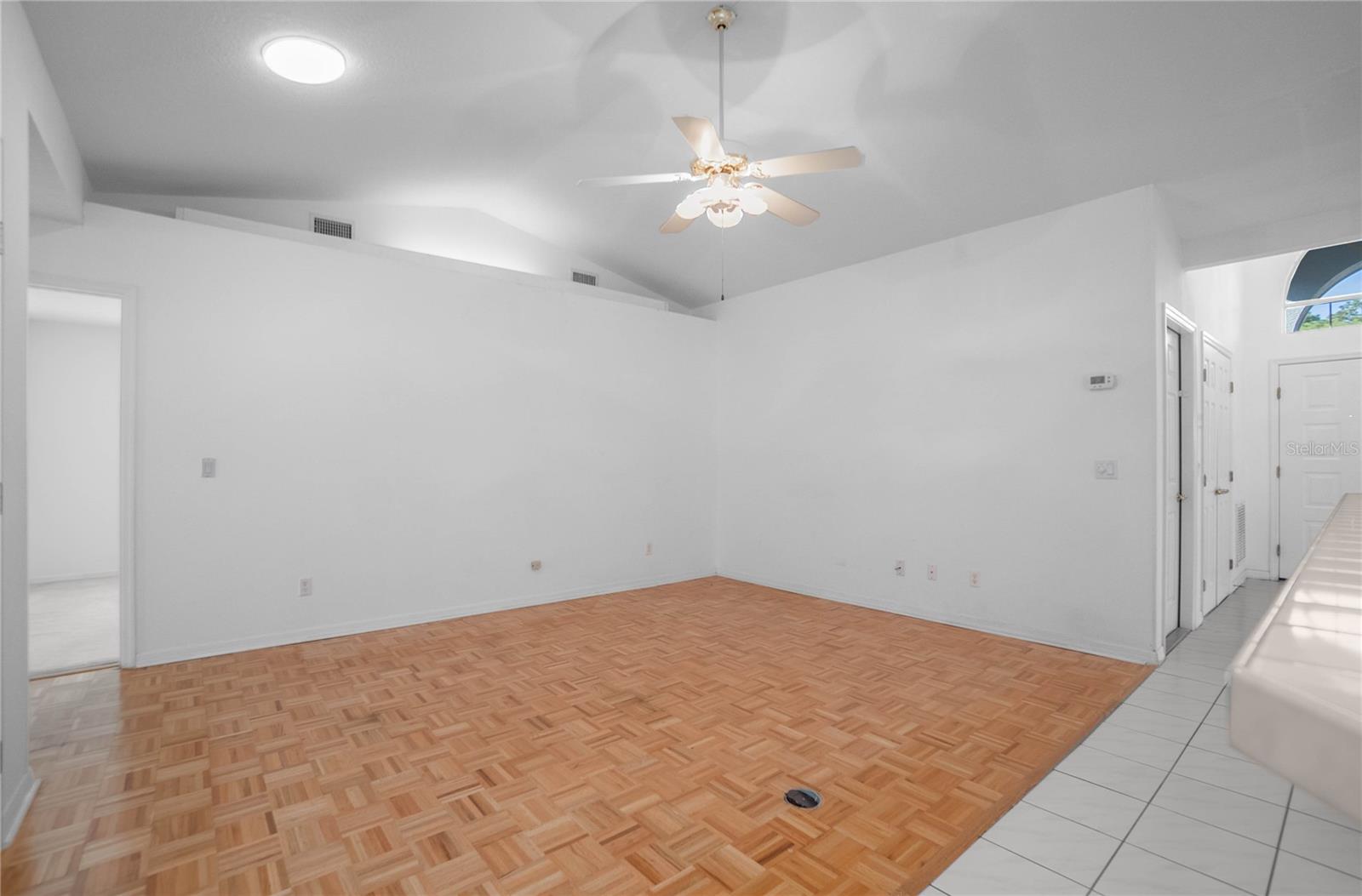 Listing photo id 14 for 833 Lafayette Way