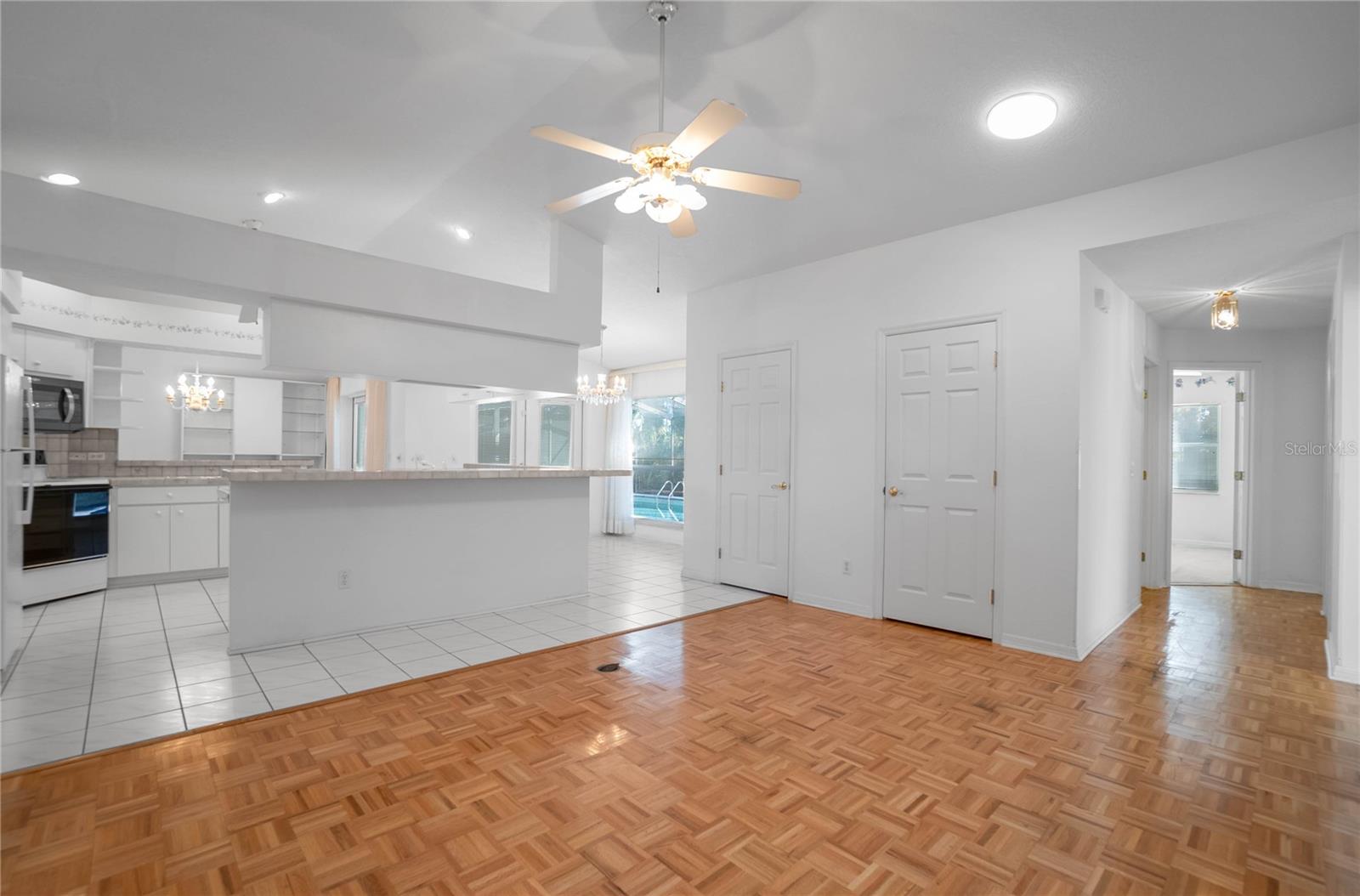 Listing photo id 15 for 833 Lafayette Way