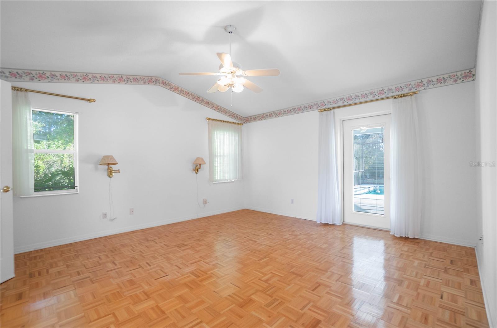 Listing photo id 16 for 833 Lafayette Way