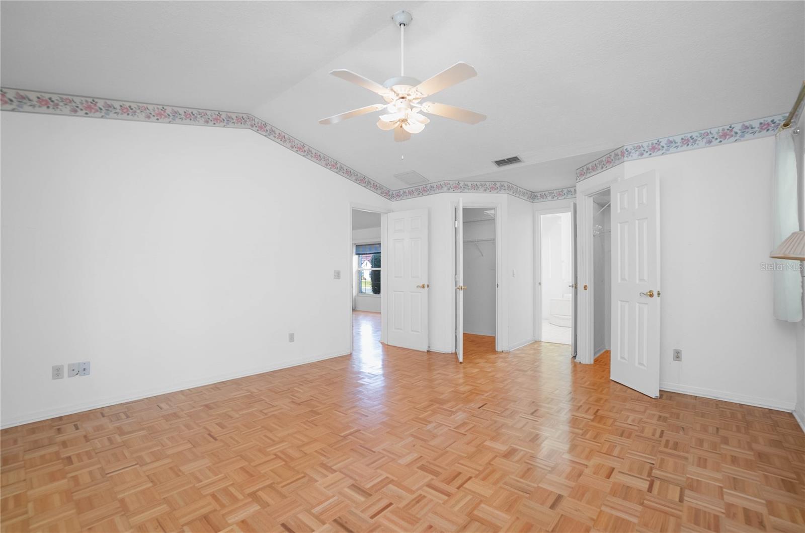 Listing photo id 17 for 833 Lafayette Way