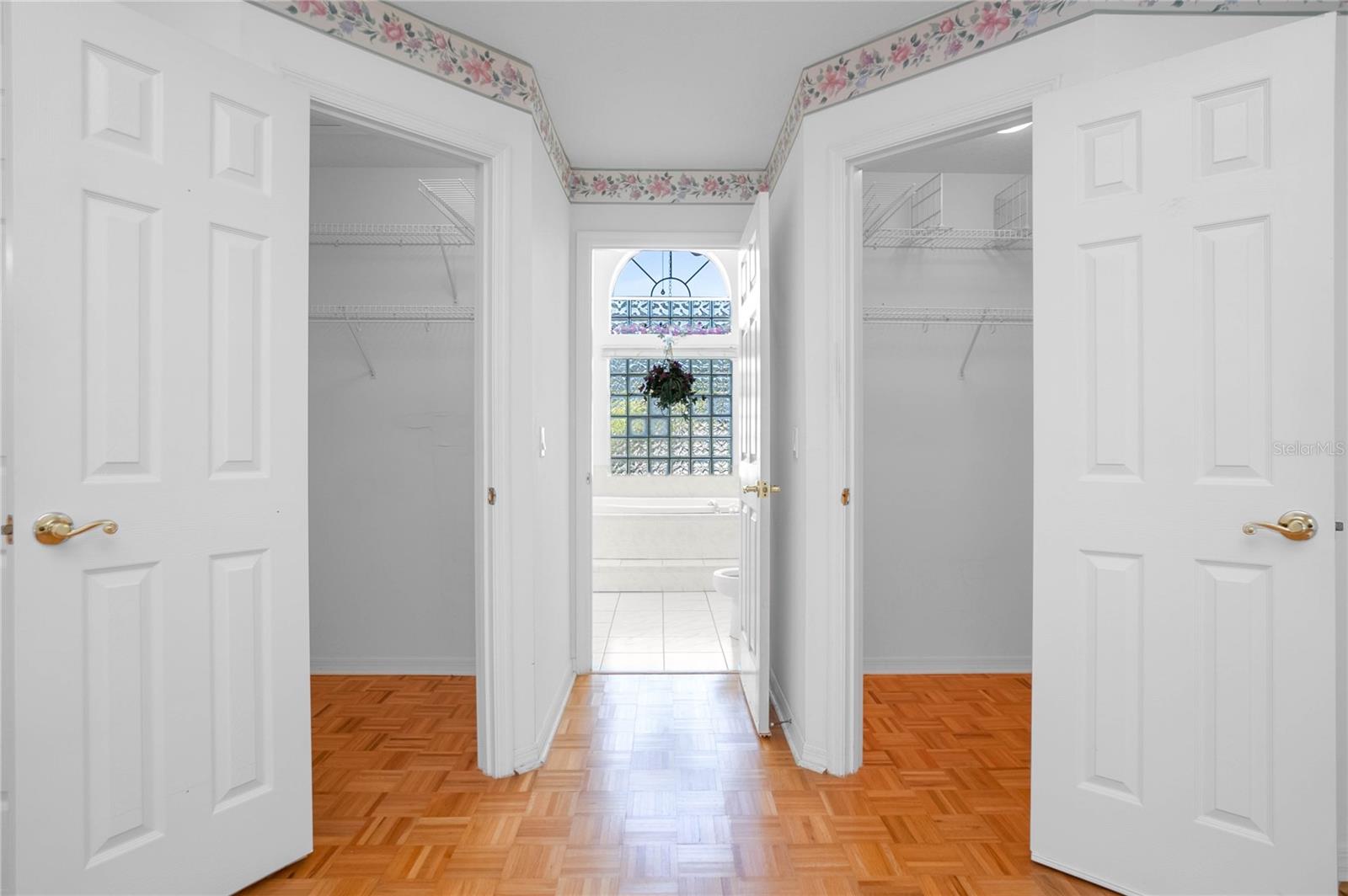 Listing photo id 18 for 833 Lafayette Way