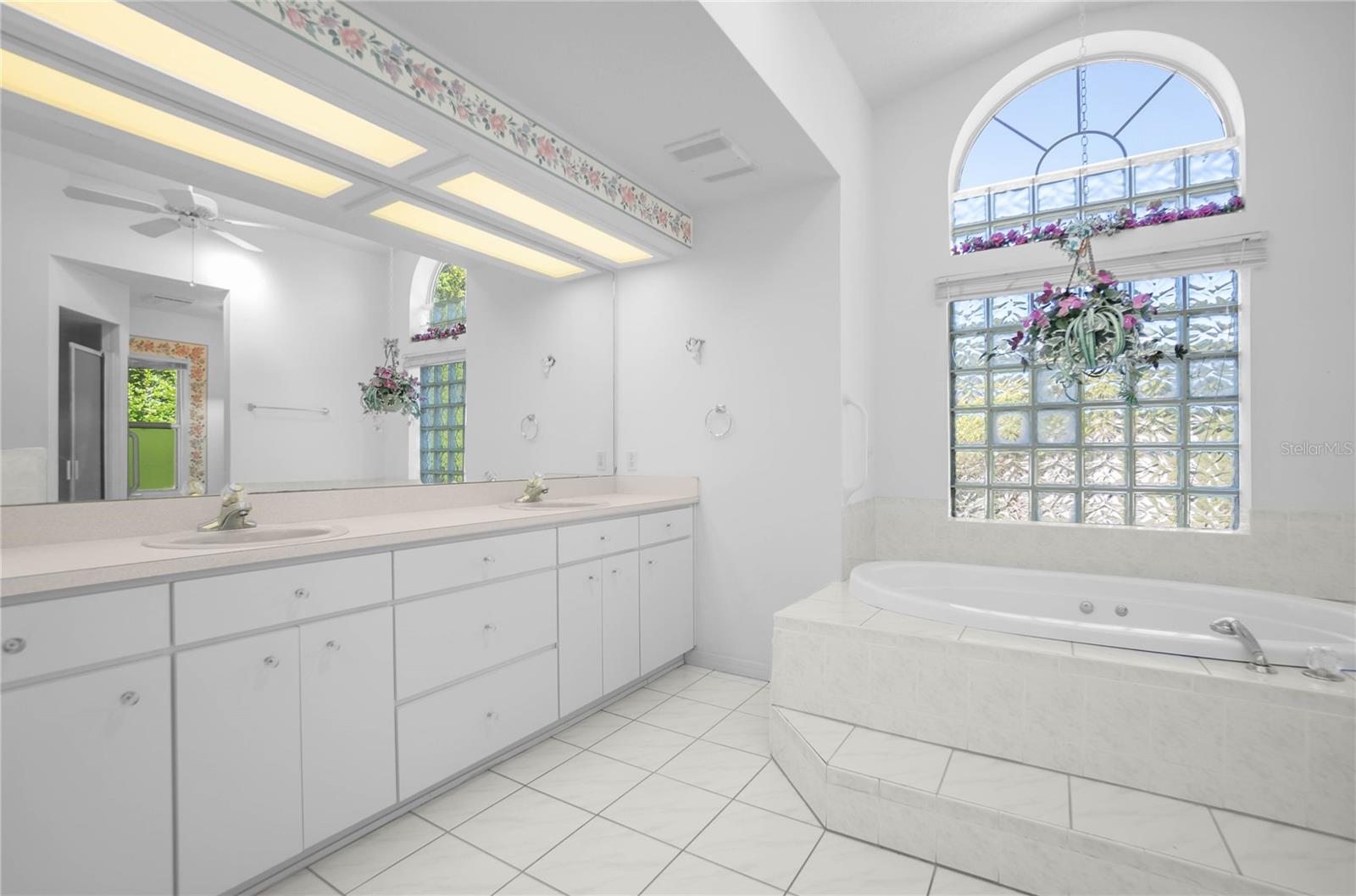 Listing photo id 19 for 833 Lafayette Way