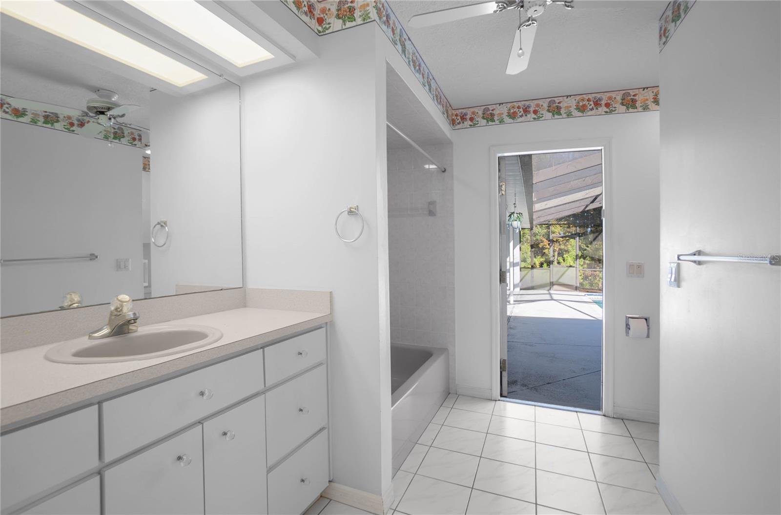 Listing photo id 22 for 833 Lafayette Way