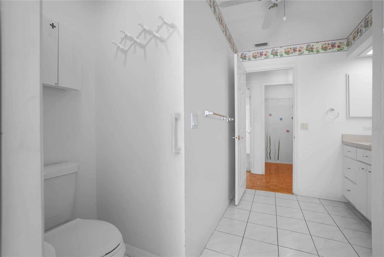 Listing photo id 23 for 833 Lafayette Way