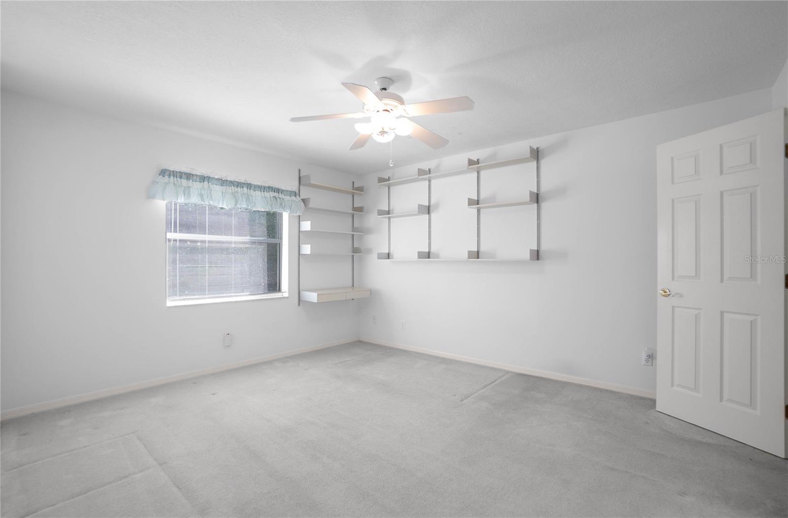 Listing photo id 25 for 833 Lafayette Way