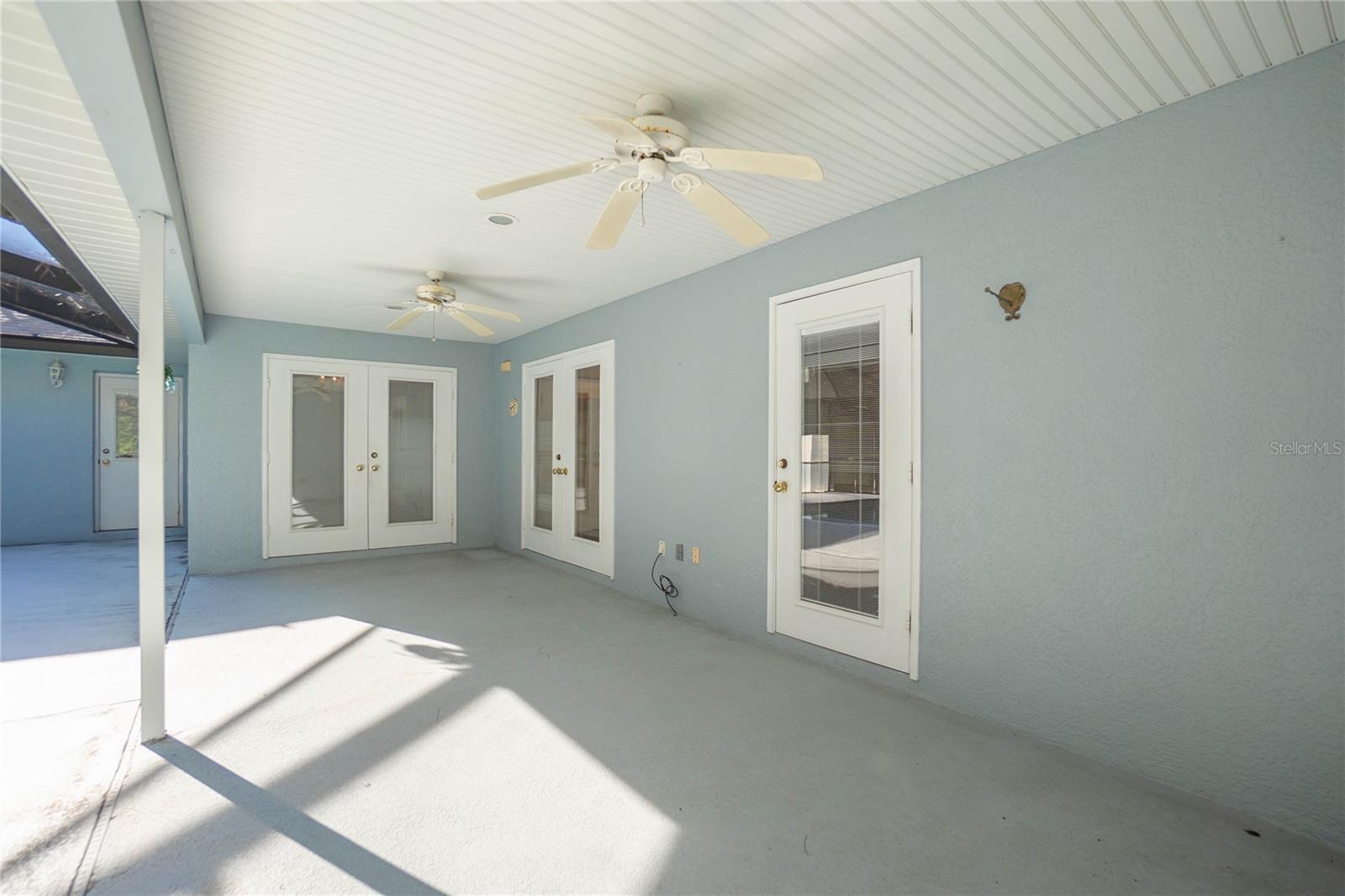 Listing photo id 28 for 833 Lafayette Way