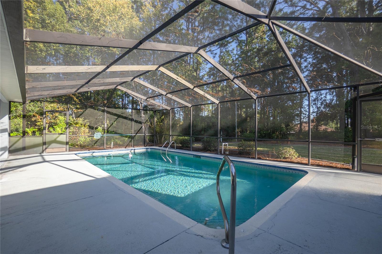 Listing photo id 30 for 833 Lafayette Way