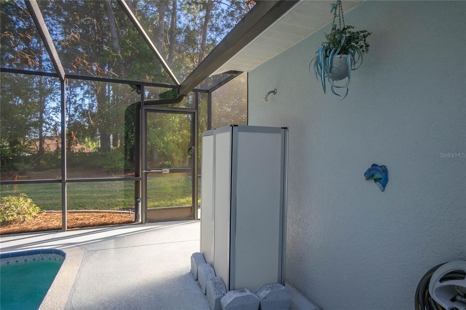 Listing photo id 31 for 833 Lafayette Way