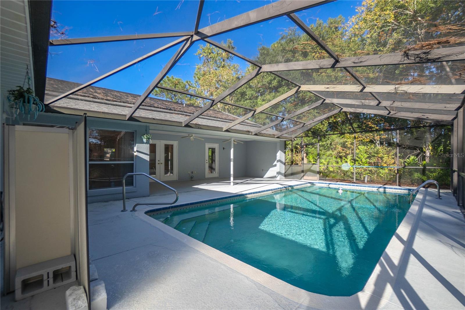 Listing photo id 32 for 833 Lafayette Way