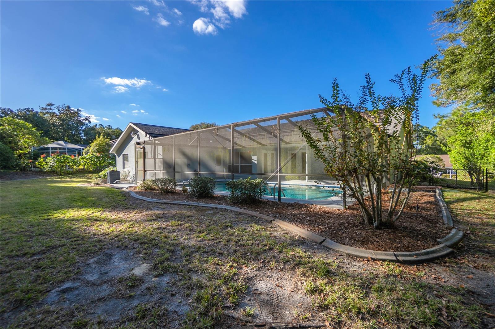 Listing photo id 34 for 833 Lafayette Way