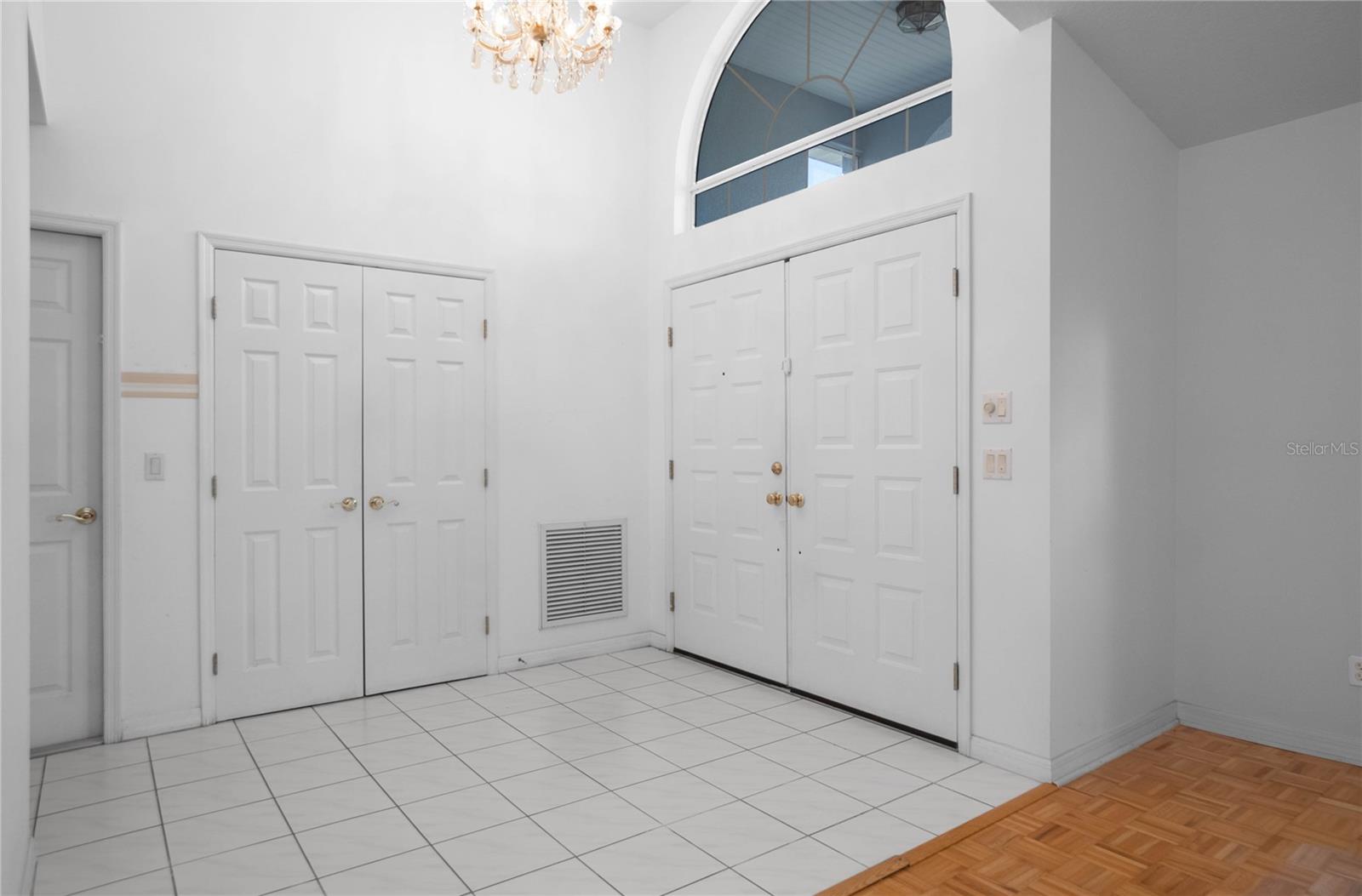 Listing photo id 2 for 833 Lafayette Way