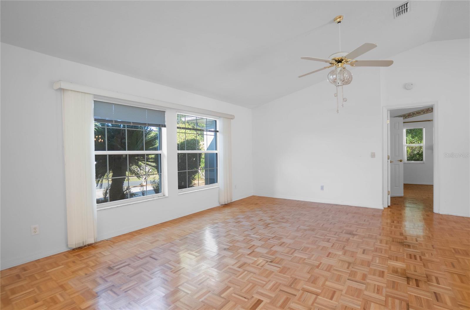 Listing photo id 3 for 833 Lafayette Way