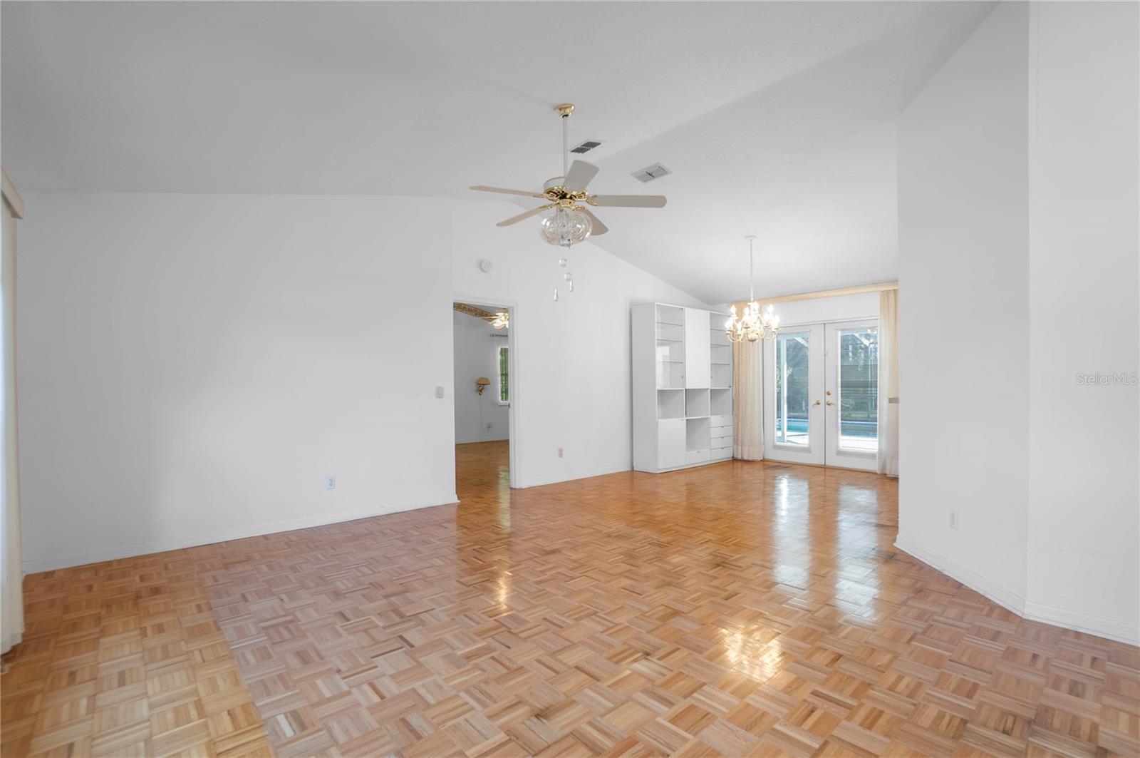 Listing photo id 4 for 833 Lafayette Way