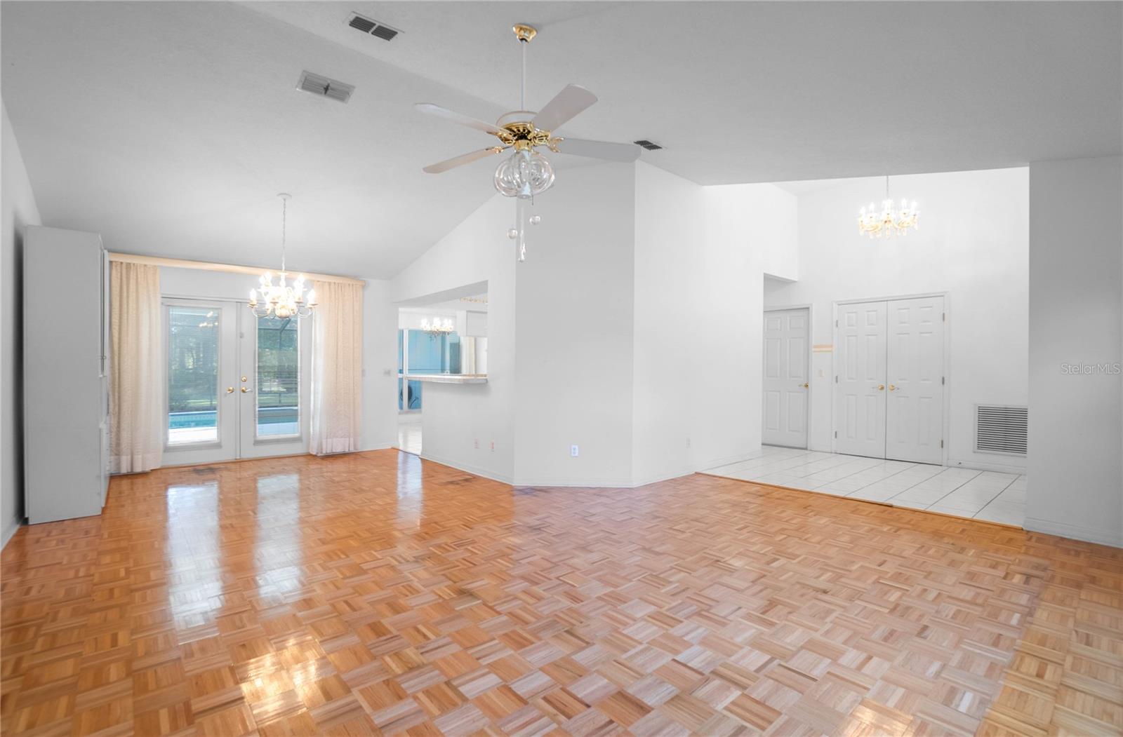 Listing photo id 5 for 833 Lafayette Way