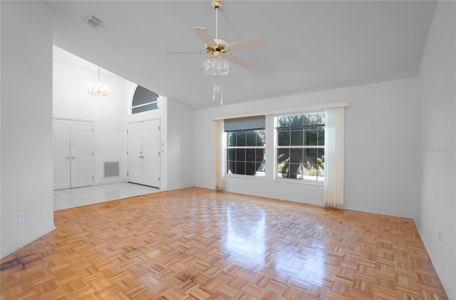 Listing photo id 6 for 833 Lafayette Way