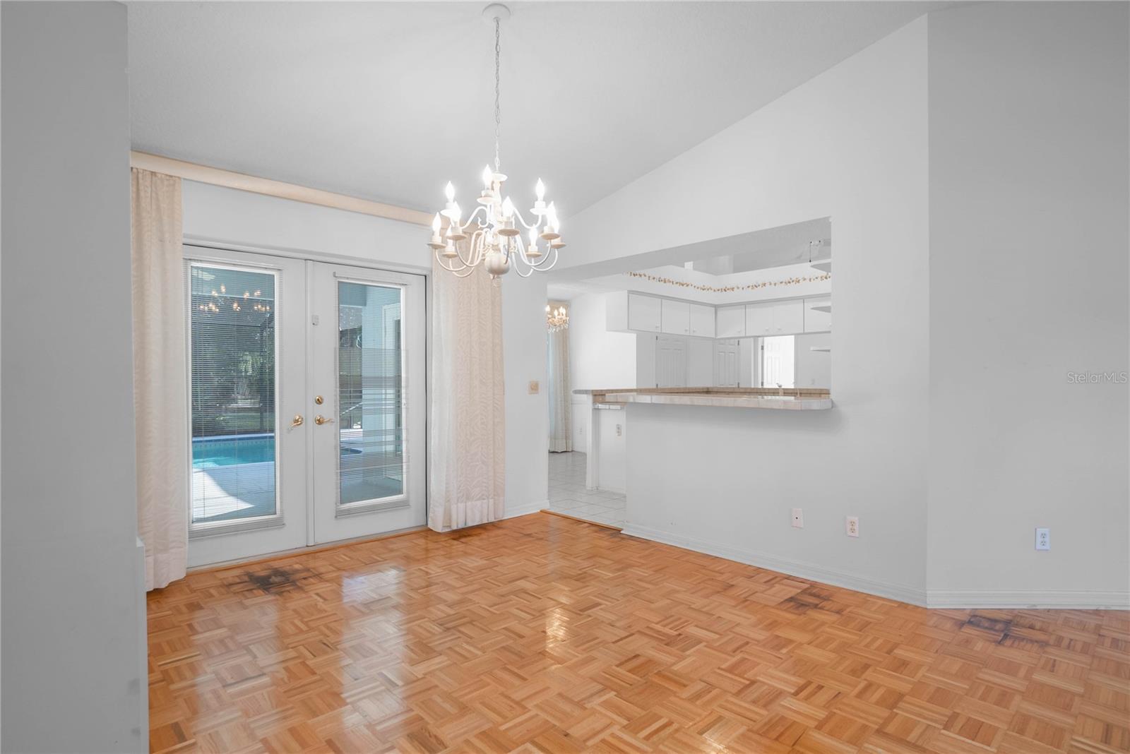 Listing photo id 7 for 833 Lafayette Way