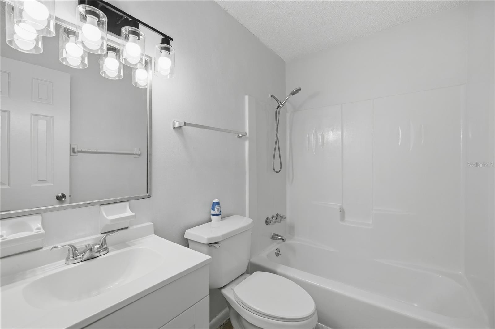 Image 14 of 33 For 1915 Bronson Street