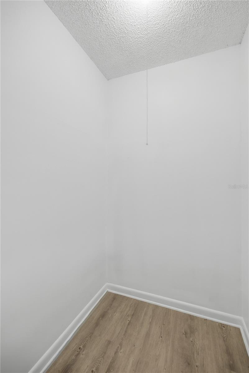 Image 23 of 33 For 1915 Bronson Street