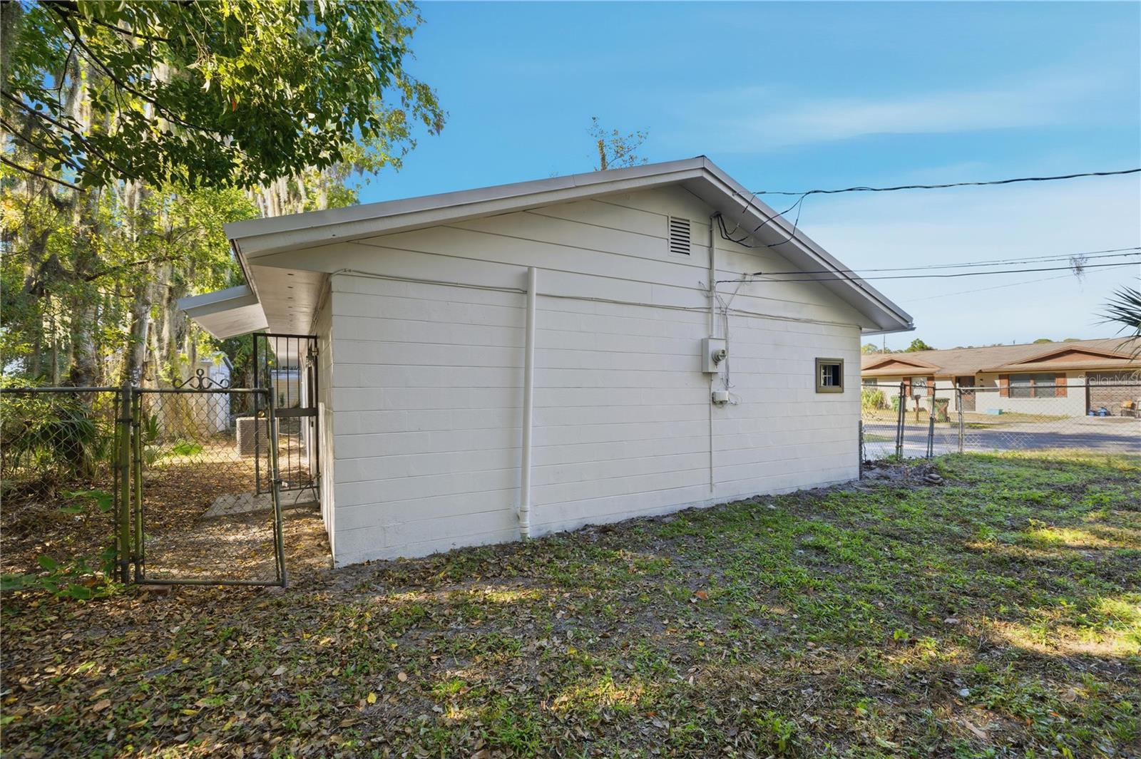 Image 24 of 33 For 1915 Bronson Street