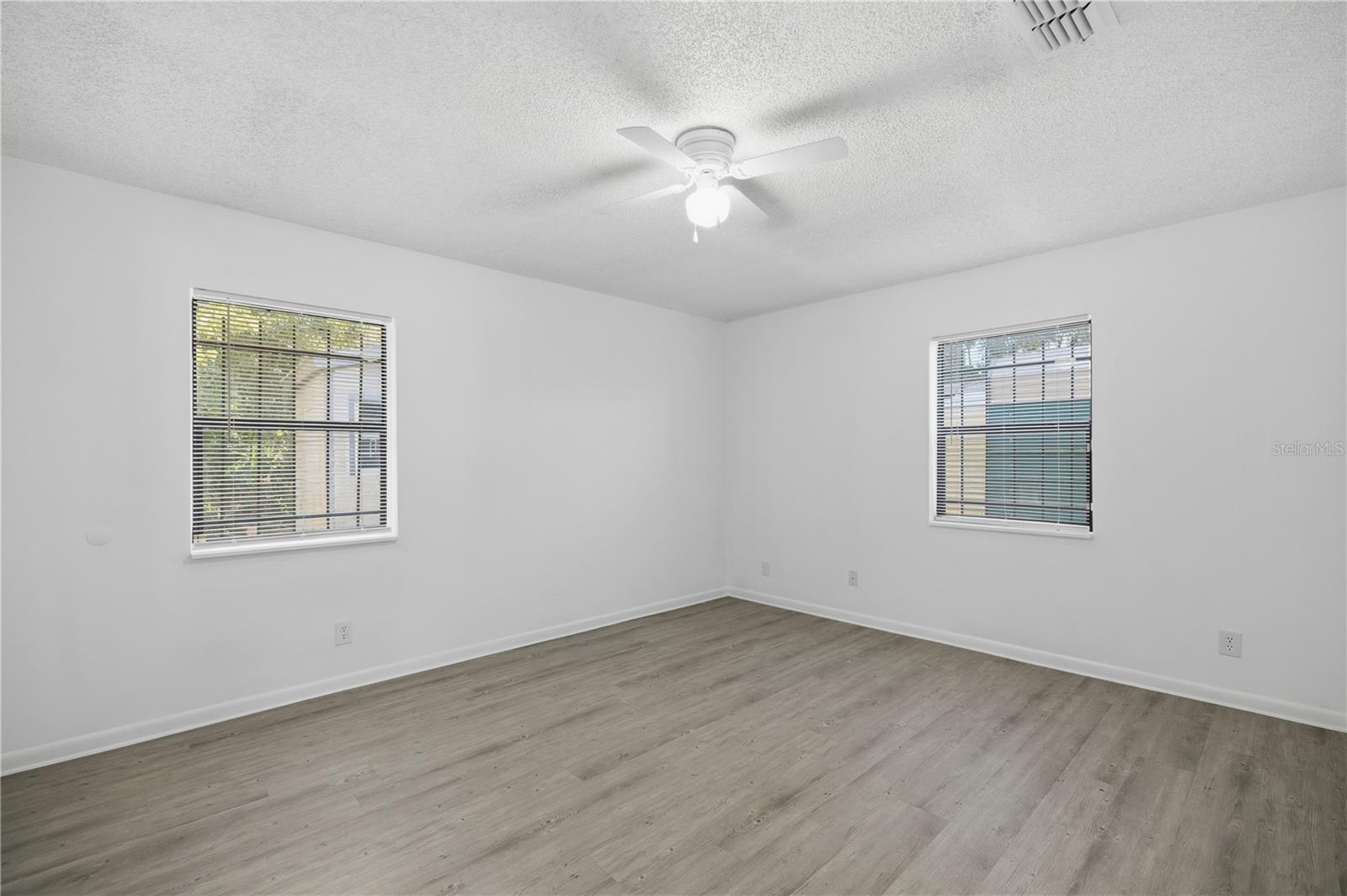 Image 9 of 33 For 1915 Bronson Street