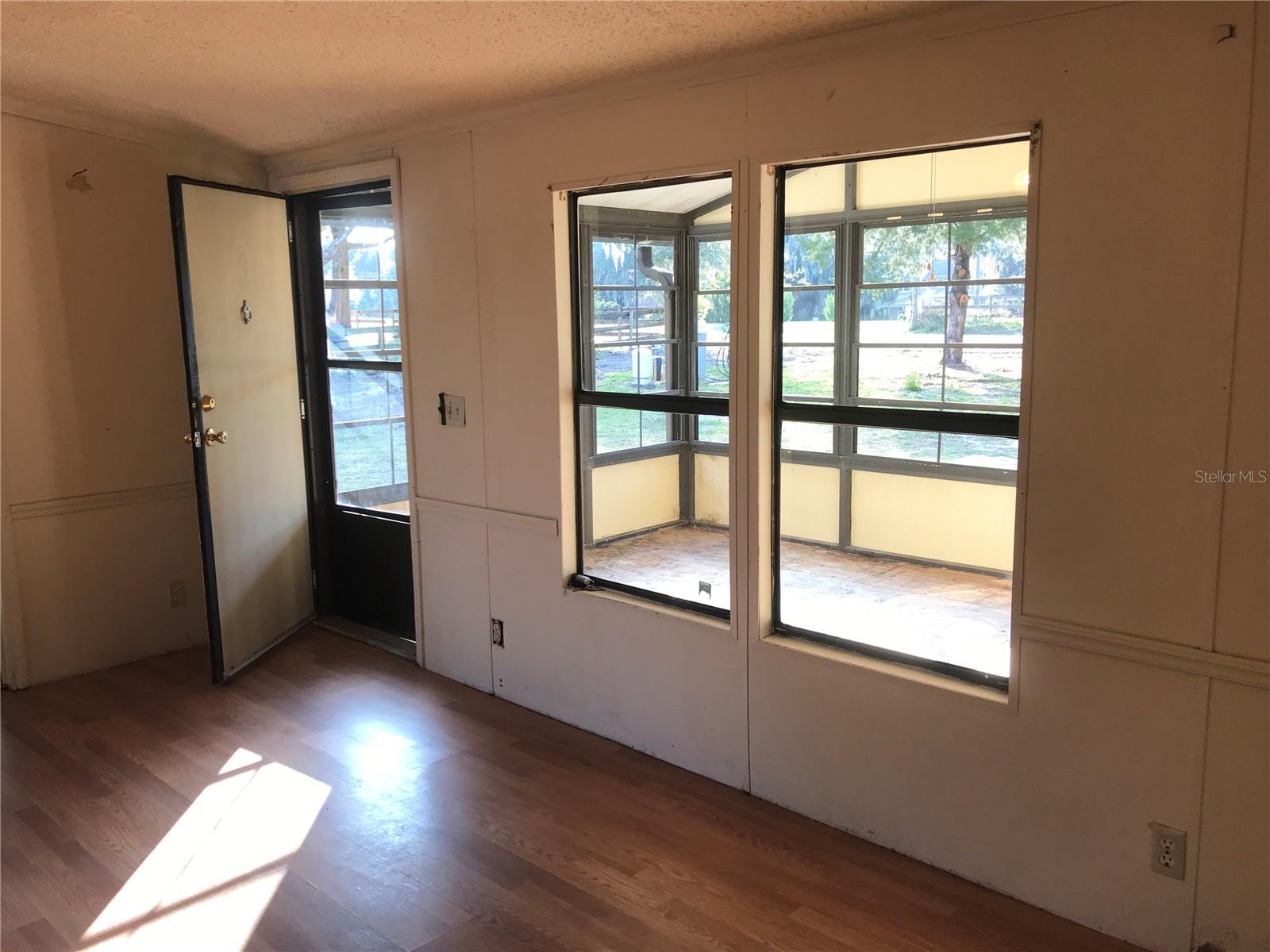 Image 18 of 43 For 11821 123rd Avenue