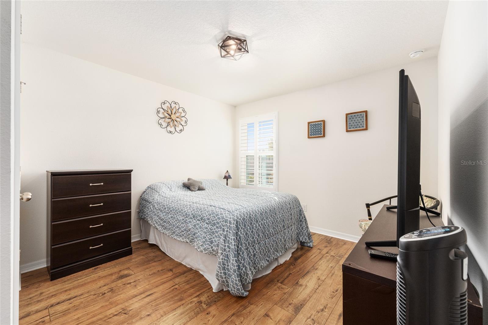 Image 23 of 69 For 5655 50th Avenue