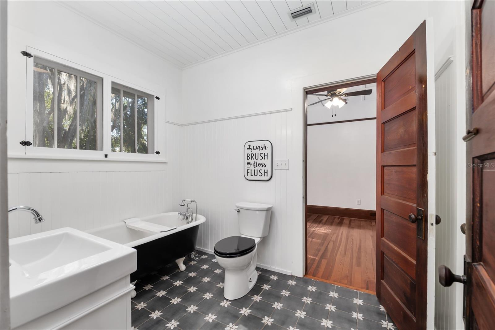 Image 33 of 100 For 15670 Highway 25