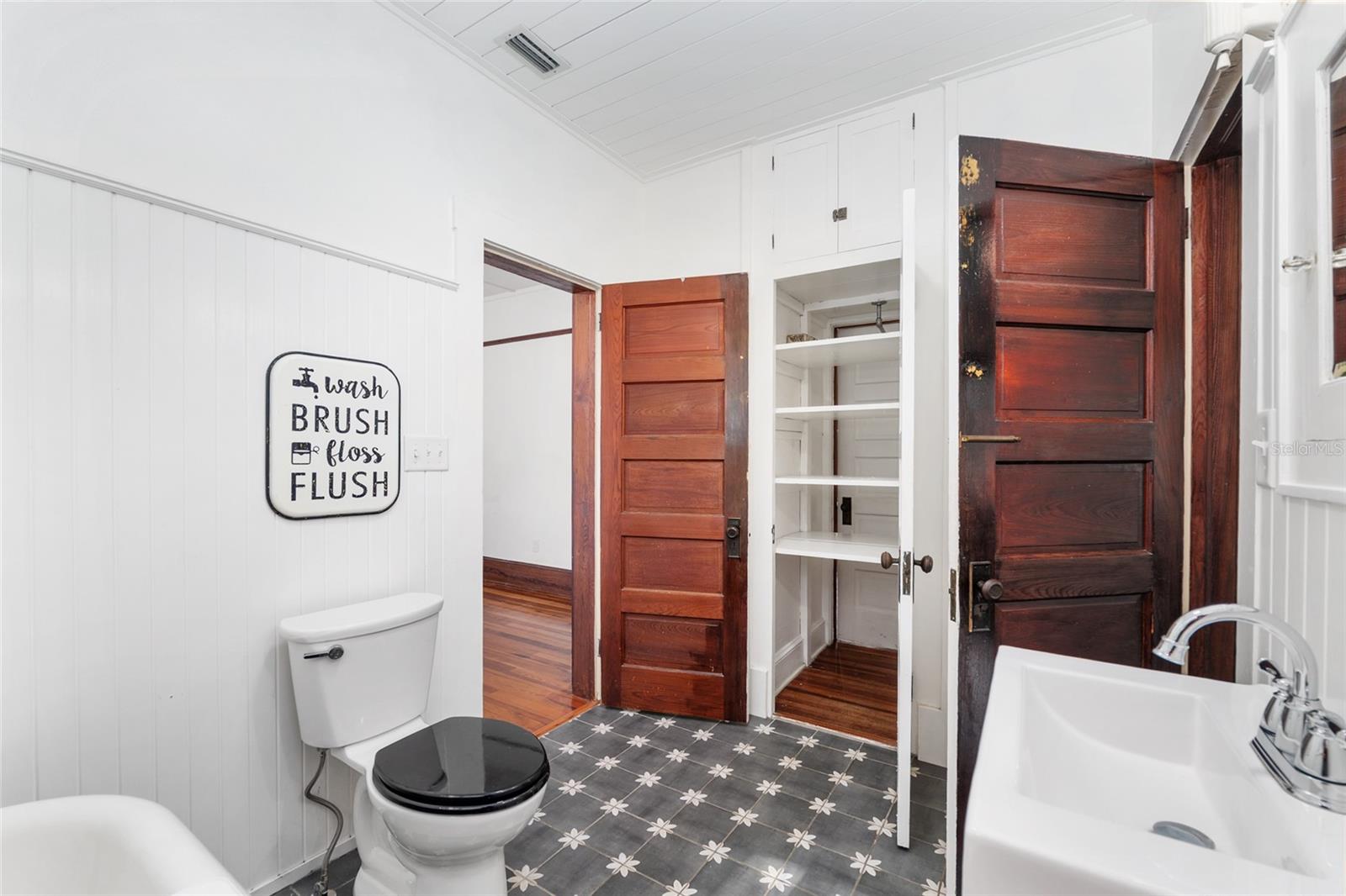 Image 36 of 100 For 15670 Highway 25