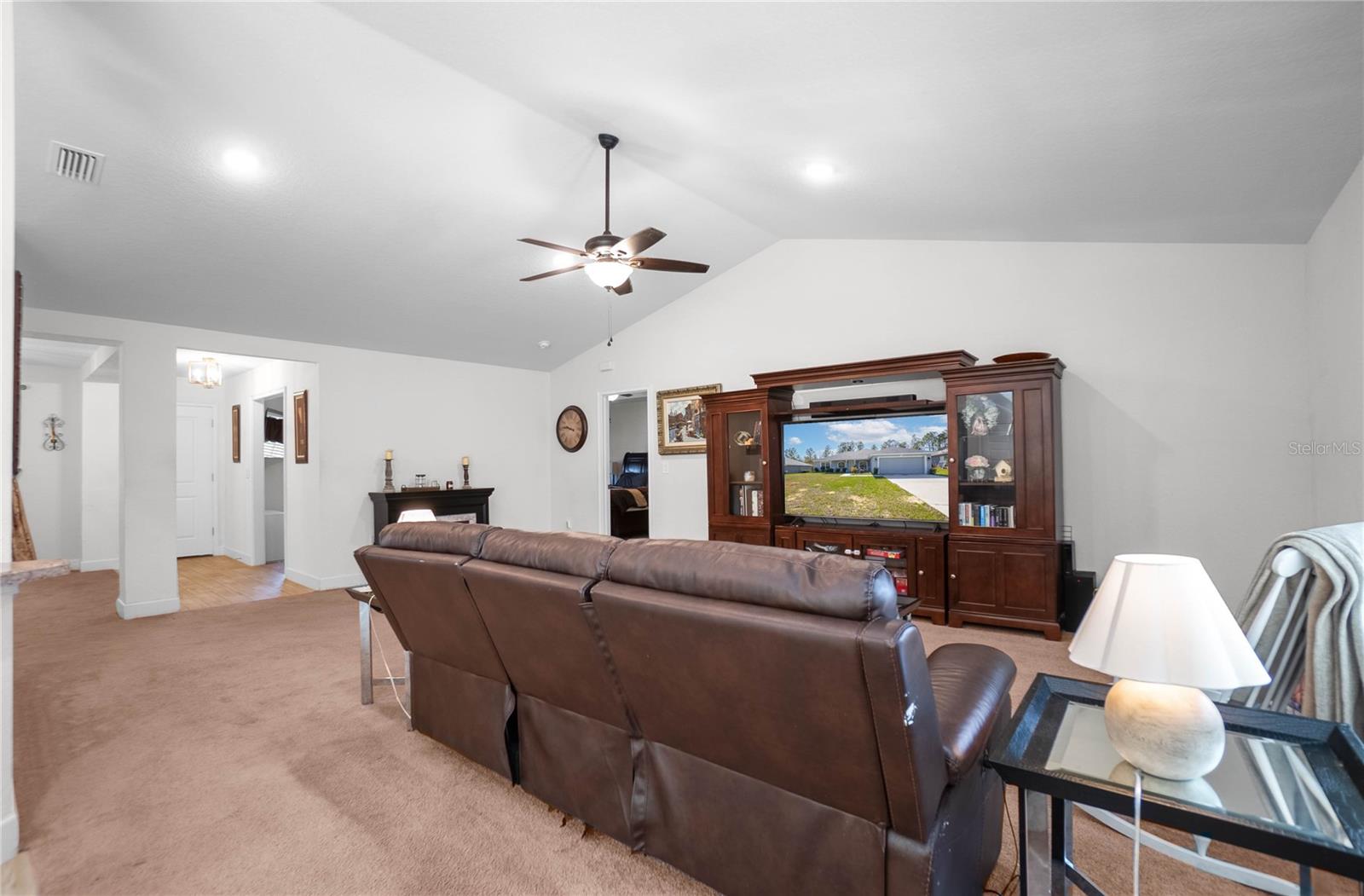 Listing photo id 9 for 2180 Kenmore Drive