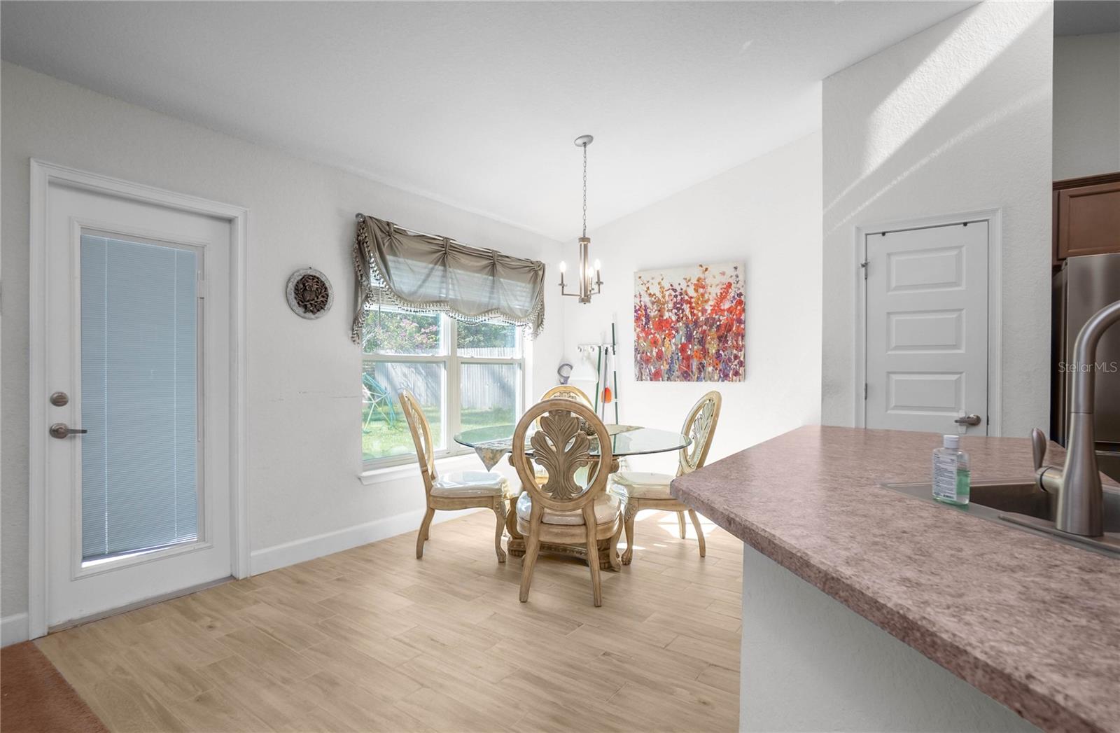 Listing photo id 10 for 2180 Kenmore Drive