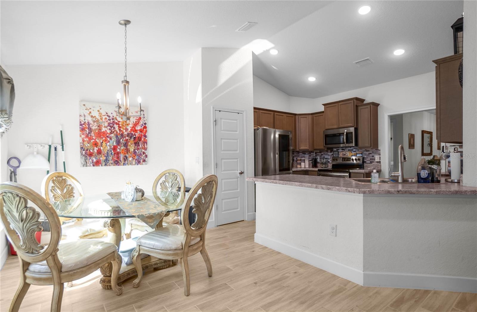 Listing photo id 11 for 2180 Kenmore Drive