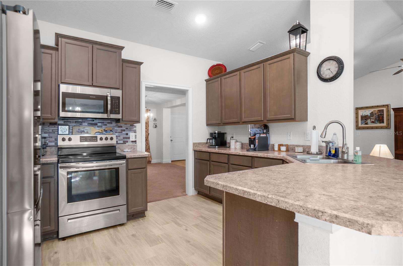 Listing photo id 13 for 2180 Kenmore Drive