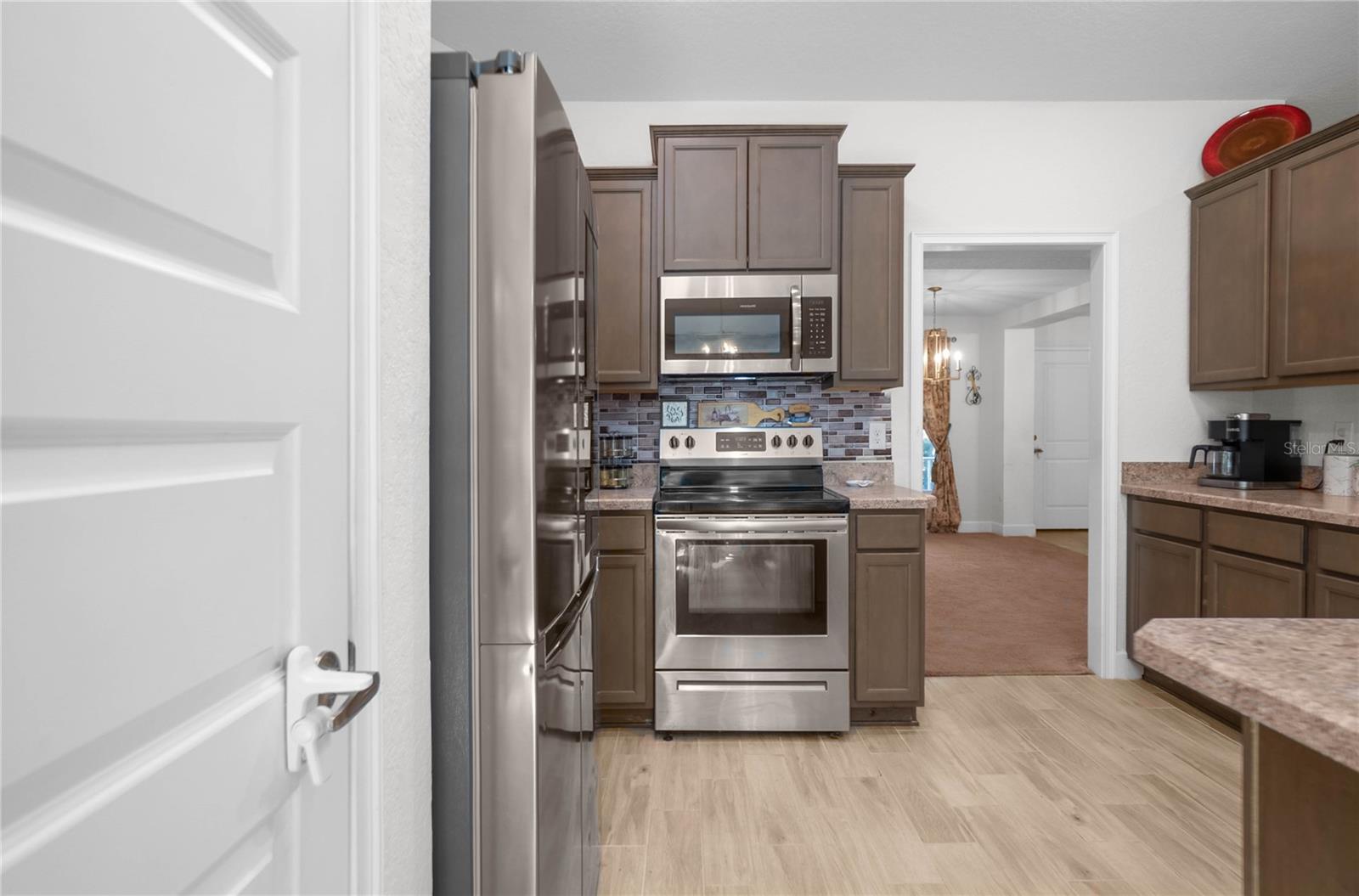 Listing photo id 14 for 2180 Kenmore Drive