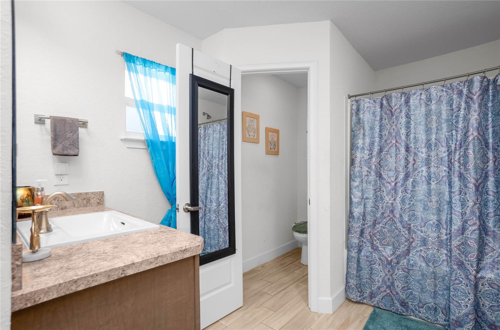 Listing photo id 18 for 2180 Kenmore Drive