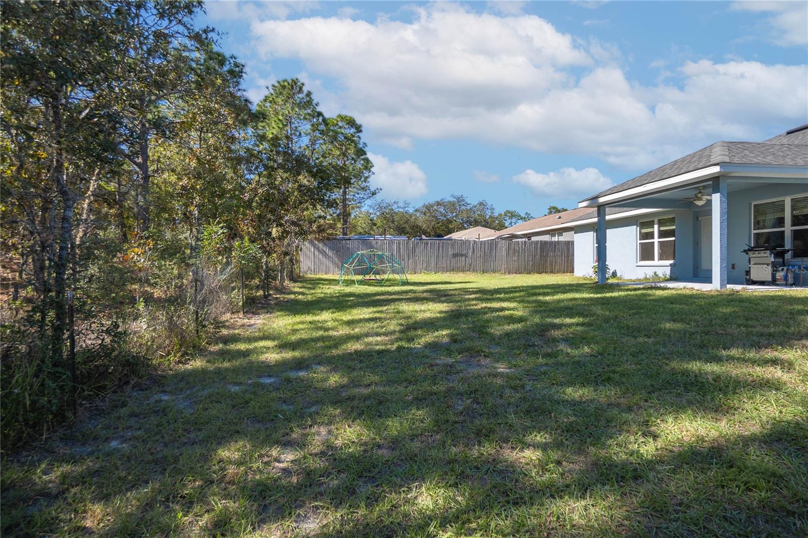 Listing photo id 24 for 2180 Kenmore Drive