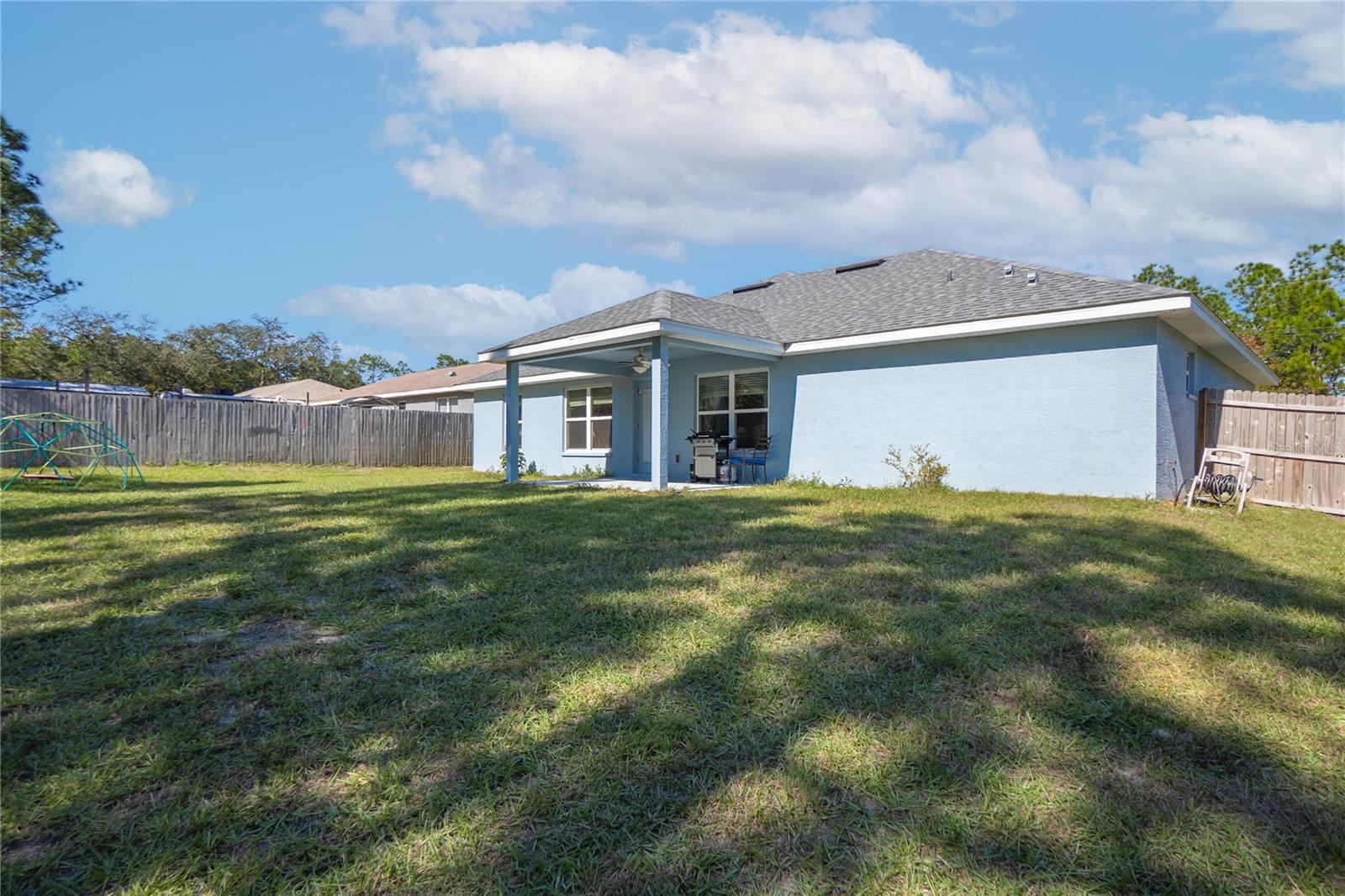 Listing photo id 25 for 2180 Kenmore Drive