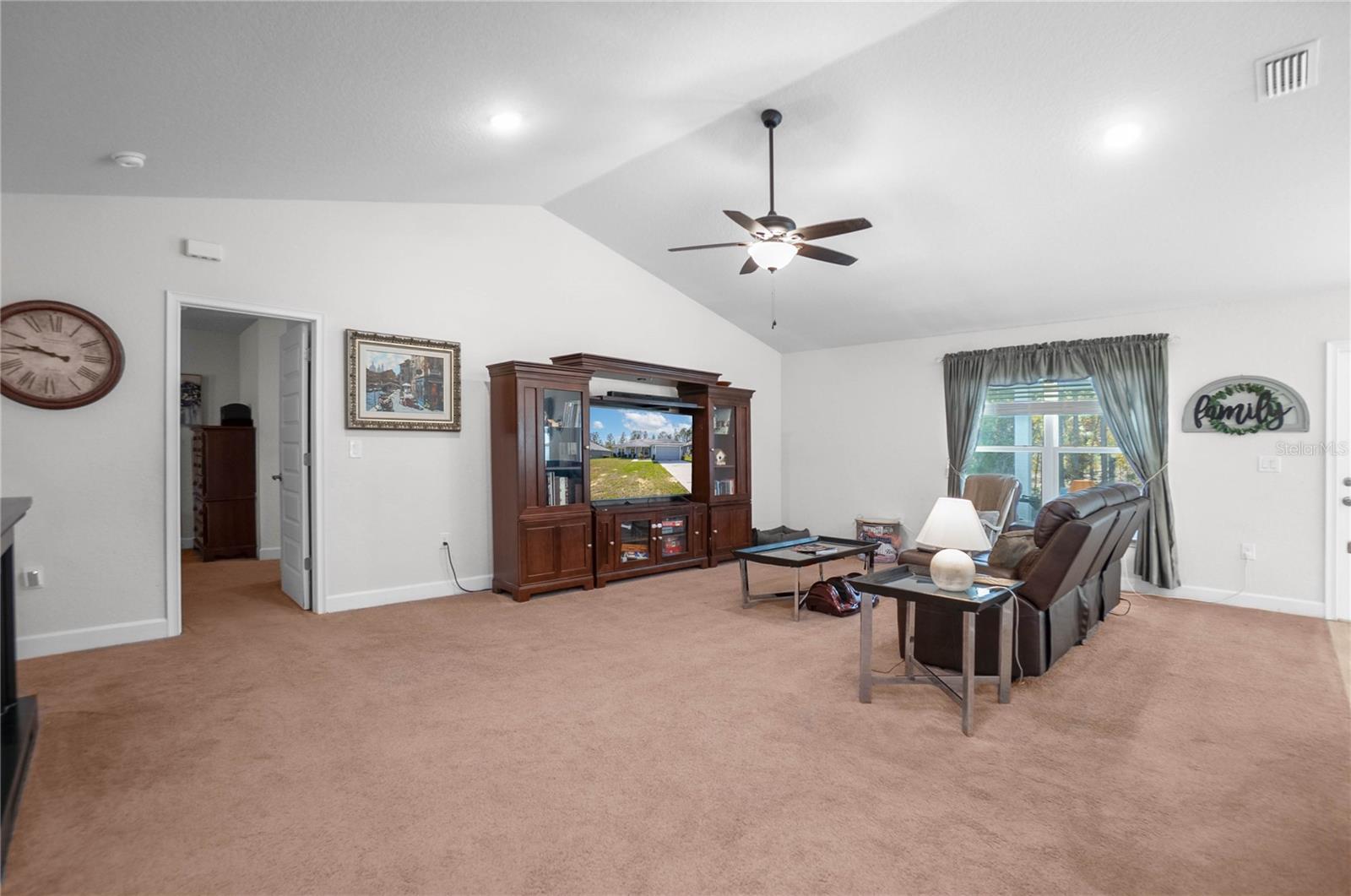 Listing photo id 6 for 2180 Kenmore Drive