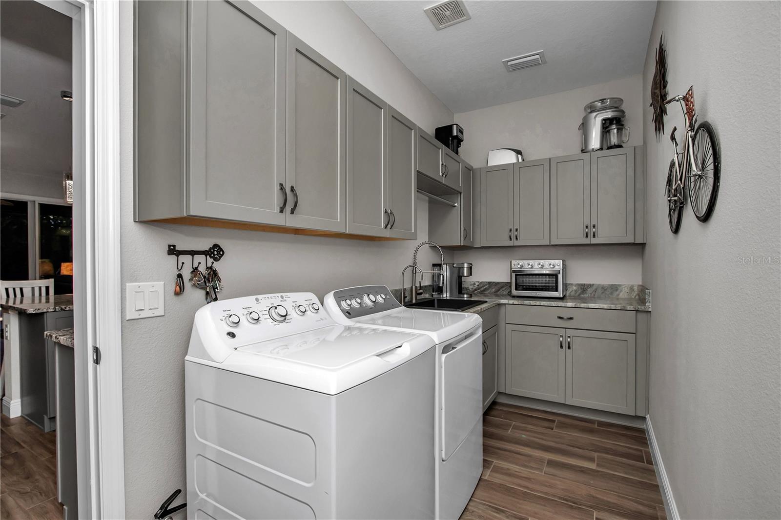 Listing photo id 17 for 3508 55th Court