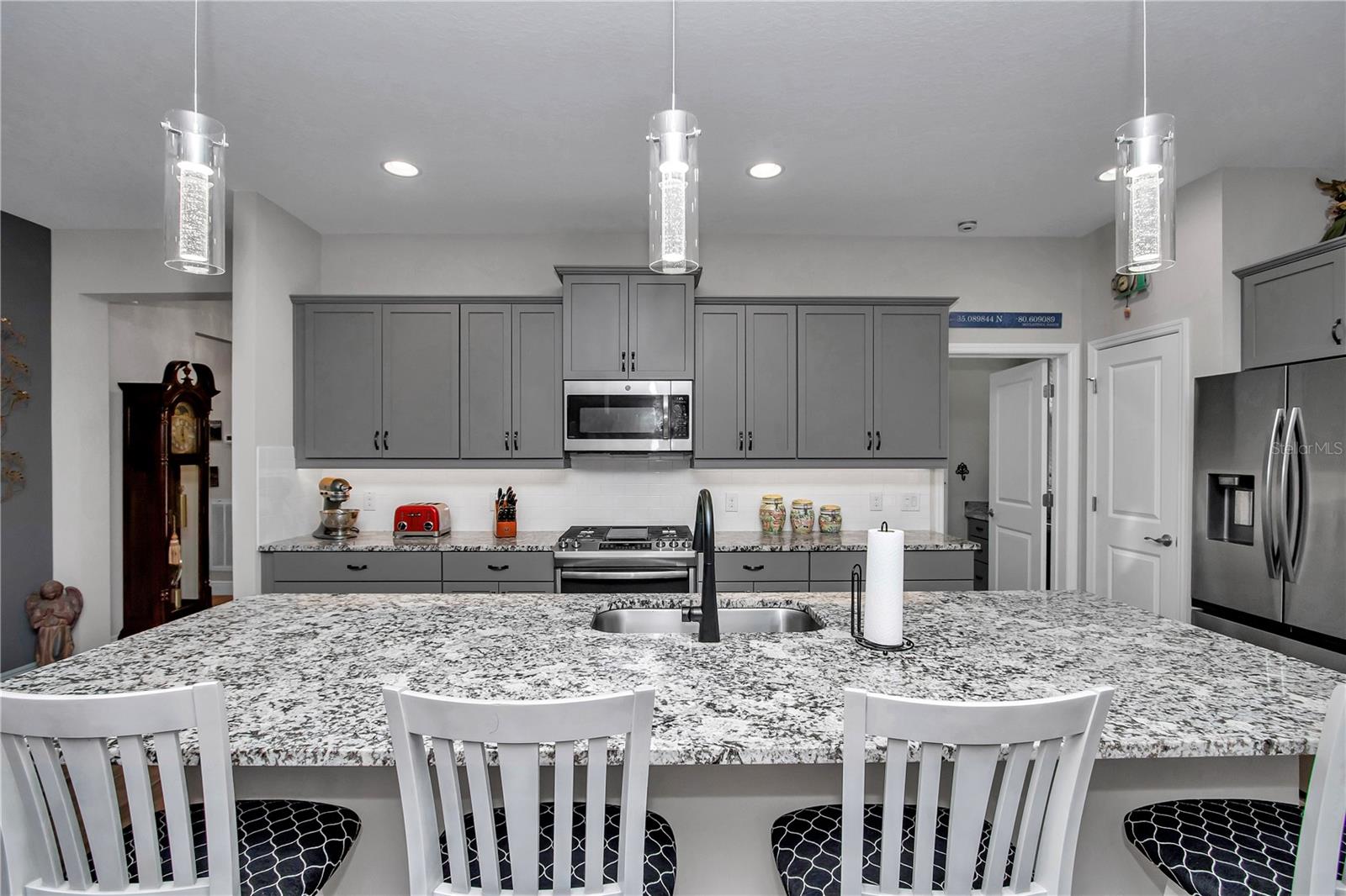 Listing photo id 4 for 3508 55th Court