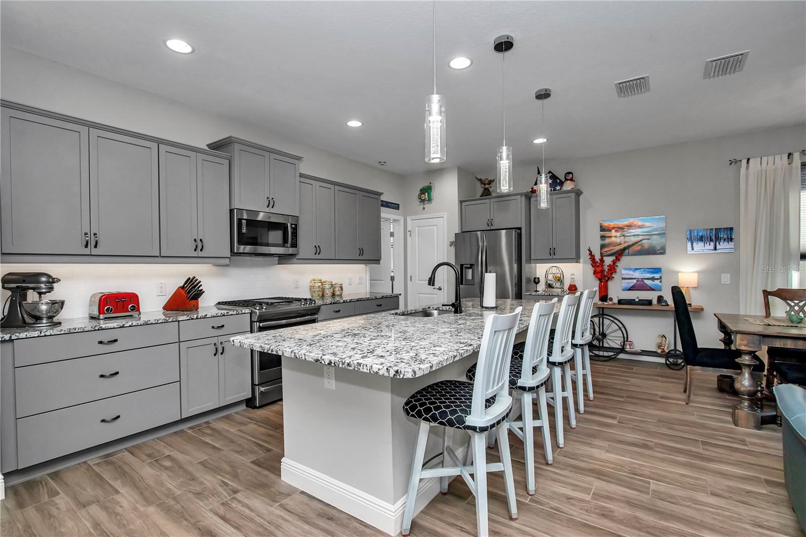 Listing photo id 5 for 3508 55th Court