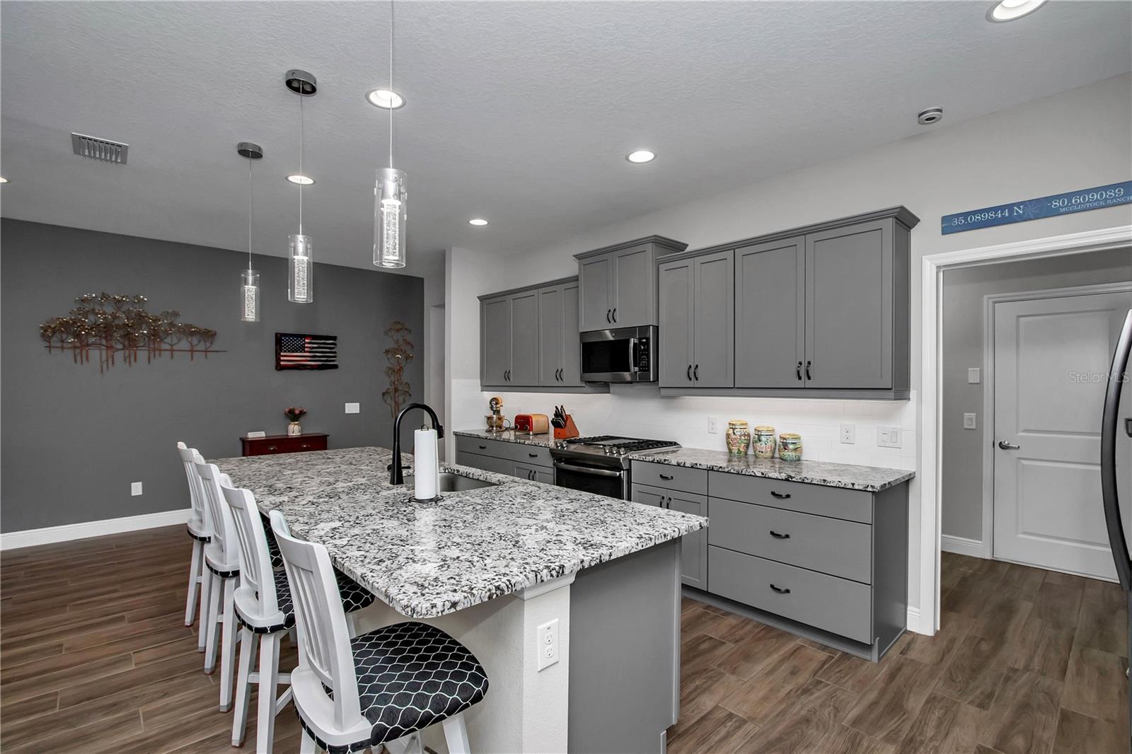 Listing photo id 6 for 3508 55th Court