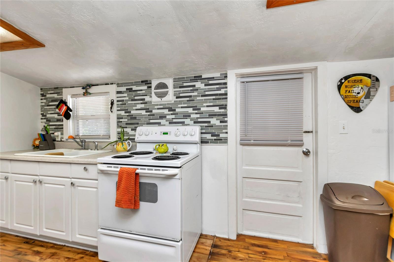 Image 51 of 67 For 20990 Pennsylvania Avenue