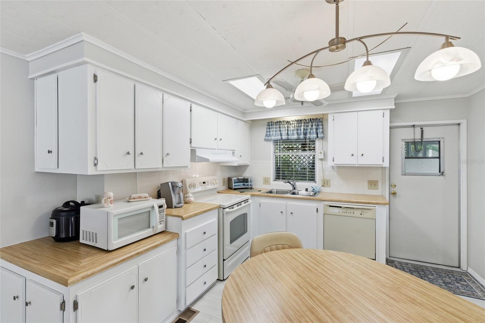 Image 20 of 42 For 3073 Longview Lane