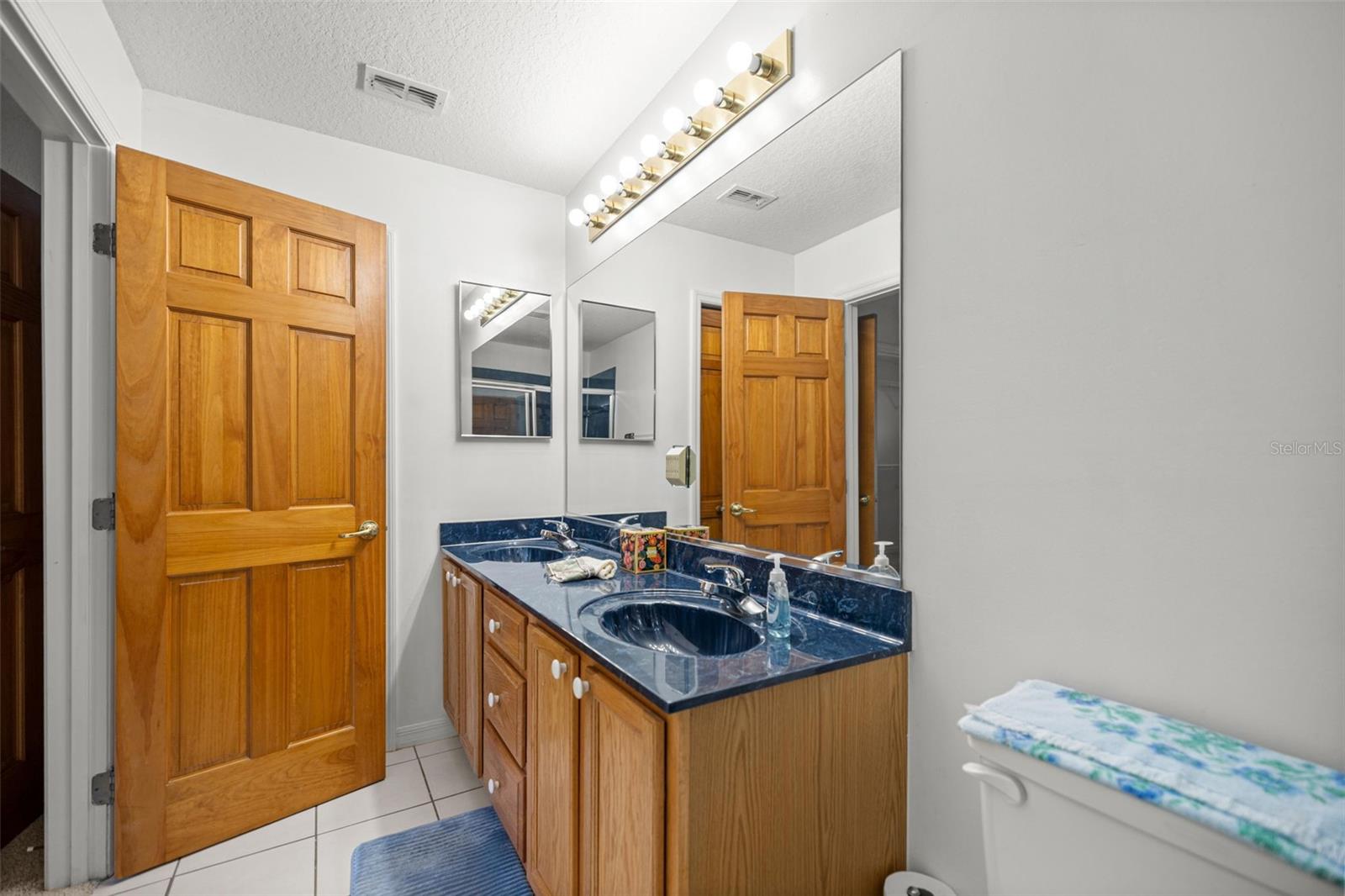 Image 20 of 50 For 10970 69th Circle