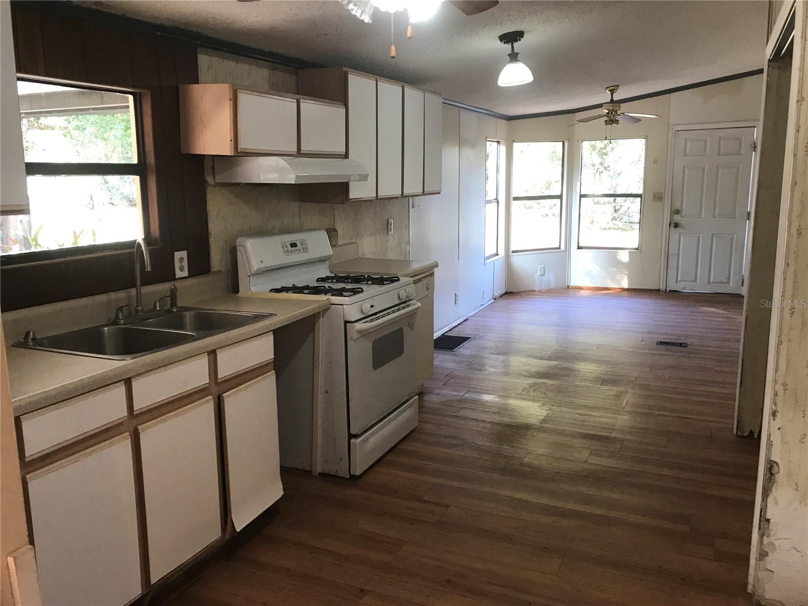 Image 11 of 32 For 11821 123rd Avenue