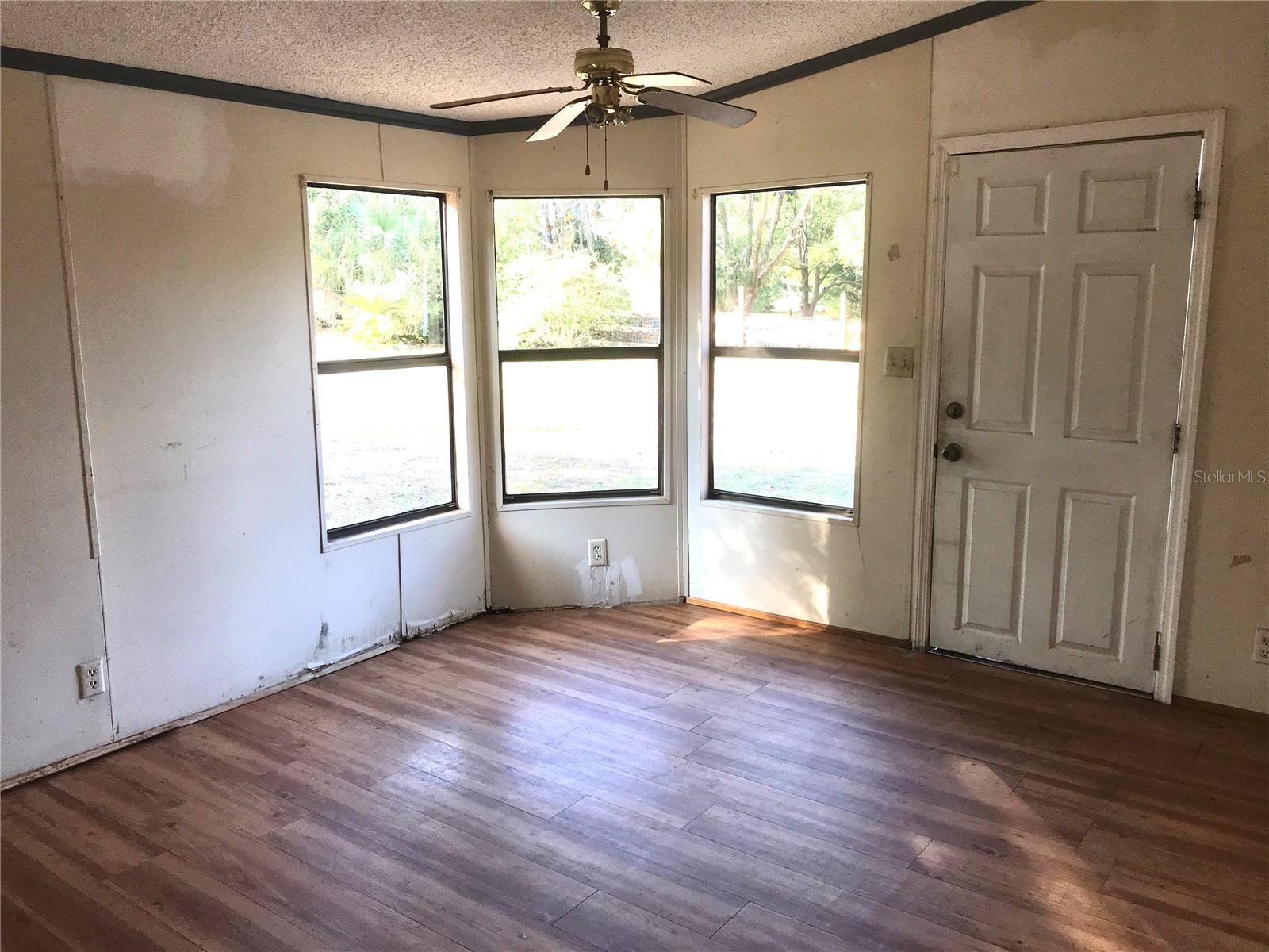 Image 12 of 32 For 11821 123rd Avenue