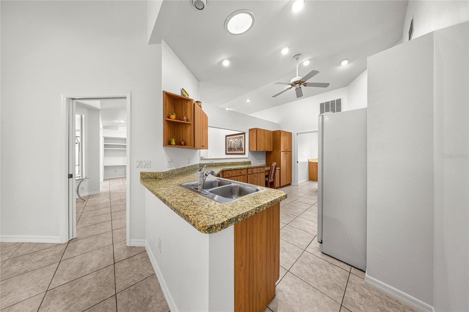 Listing photo id 8 for 9600 Holyoak Terrace